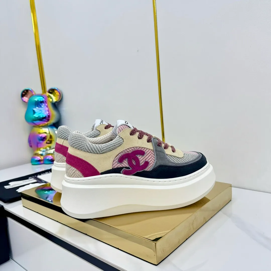 👟👟Ex-factory price 600👟👟 Upgraded version, upgraded version, upgraded version! No rebuttal accepted! ! ! ! Chanel Chanel panda shoes! 2025 counter's top casual sports shoes. This classic design; the upper is electro-embroidered with a variety of techniques; the outsole is fashionable and sporty; the unusual inclusion of a variety of color matching elements... The diversified mix and match is very good-looking and versatile, and can be used for leisure, fashion, sports, and outdoor... ꫛꫀꪝ Go➫ Materials: ❶Upper made of: original imported first-layer silk cowhide + original waterproof cloth + original first-layer cowhide ❷Inner lining: Original Yangli+Net ❸Outsole based on: Original TPU combination outsole Counter boutique packaging complete set for women 35–41 👉 👉 👉 👉 👉
